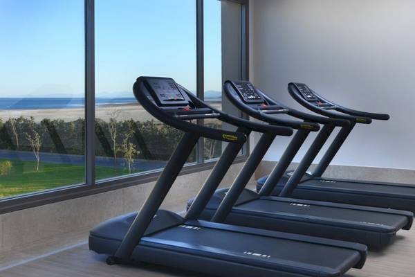 Fitnessstudio im Steigenberger Resort Ras Soma mit Blick auf das Meer und drei schwarzen Laufbändern