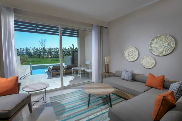 Wohnzimmer des Steigenberger Resort Ras Soma mit Blick auf den Pool und Terrasse.