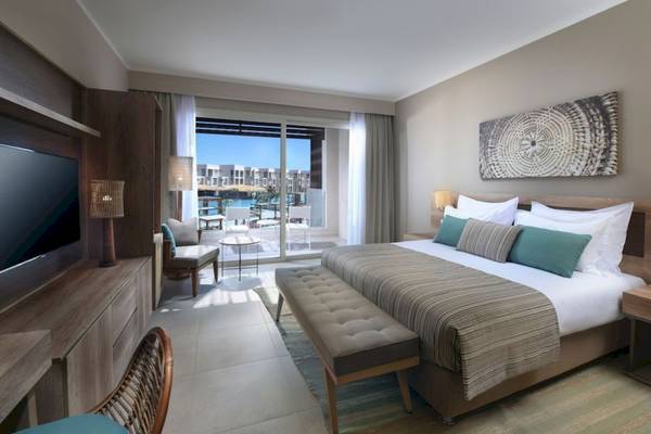 Hotelzimmer im Steigenberger Resort Ras Soma mit Bett, Fernseher und Balkon.