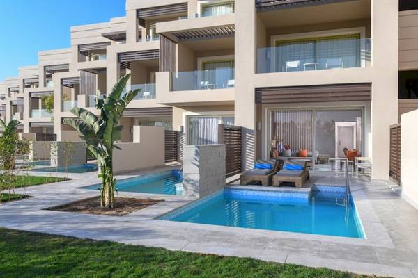Außenbereich des Steigenberger Resort Ras Soma mit Swimmingpool, Loungebereich und Gebäuden.