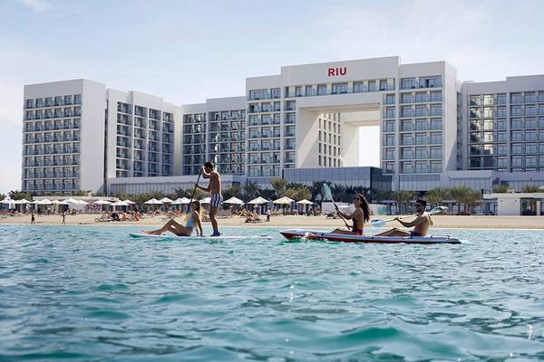 Paddelboote vor dem Riu Dubai Hotel am Strand mit mehreren Personen