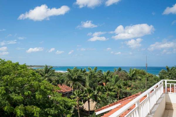 Aussicht von Balkon des Occidental Tamarindo mit Blick auf die Ozean und Palmen.