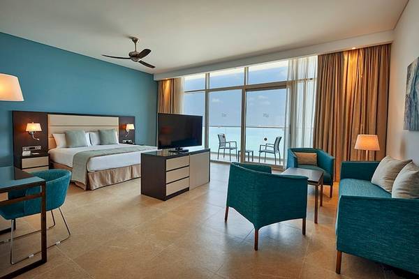 Innenansicht einer Suite im Riu Dubai Hotel mit Blick auf den Ozean