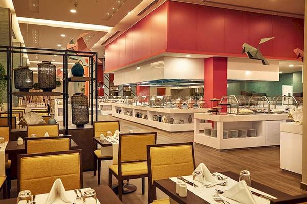 Innenansicht des Restaurants im Riu Dubai Hotel mit gedämpften Farben und modernen Möbeln.