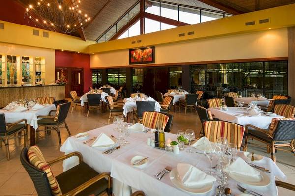 Innenansicht des Restaurants im Occidental Tamarindo Hotel mit eingerichteten Tischen und Stühlen.