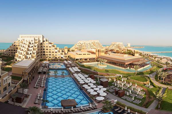 Luftaufnahme des Rixos Bab Al Bahr Resorts mit Swimmingpool, Gebäuden und Meer im Hintergrund.