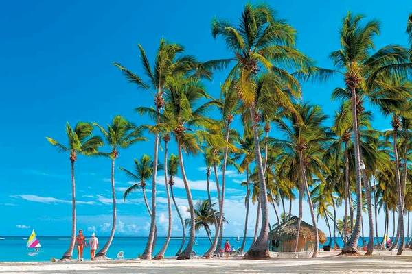 Tropischer Strand mit Palmen und einem kleinen Häuschen am Strand des Riu Palace Bavaro