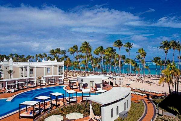 Luftaufnahme des Riu Palace Bavaro Resorts mit Swimmingpool und Strand