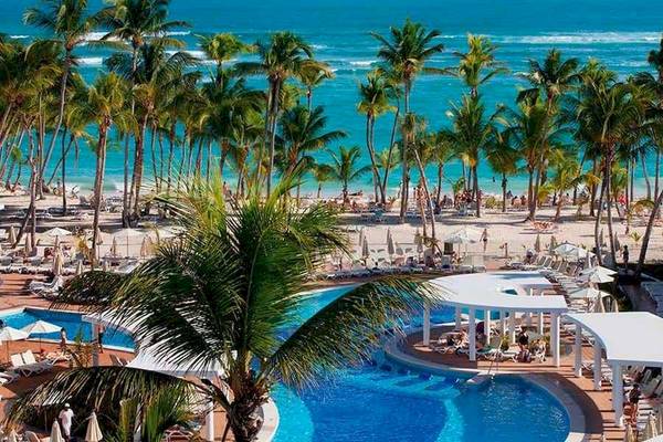 Luftaufnahme des Riu Palace Bavaro Hotels mit Poollandschaft und Palmen am Strand