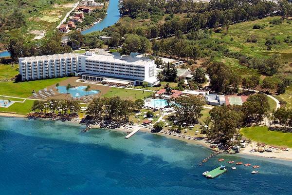 Luftaufnahme des Louis Kerkyra Blue Hotels am Meer mit Swimmingpools und Gärten.