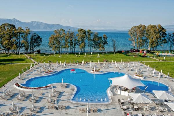 Außenbereich des Hotels Louis Kerkyra Blue mit Swimmingpool und Sonnenliegen.