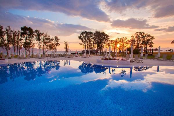 Pool mit Sonnenuntergang am Strand im Louis Kerkyra Blue Hotel