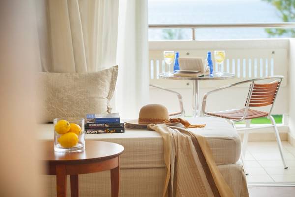 Balkonblick des Louis Kerkyra Blue Hotels mit Möbeln und Büchern.