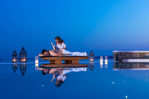 Massage am Pool im DeLight Boutique Hotel bei Nacht