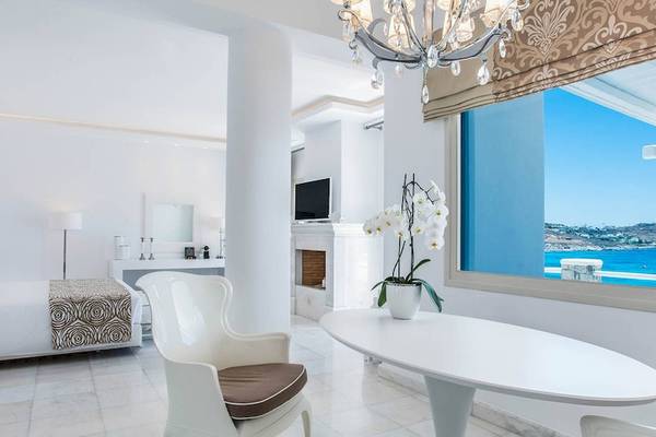 Zimmer im DeLight Boutique Hotel mit Blick auf das Meer und moderner Einrichtung.