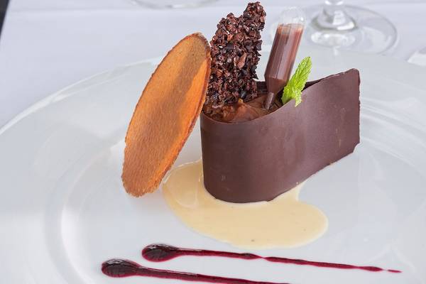 Schokoladen-Dessert auf einer weißen Platte im DeLight Boutique Hotel