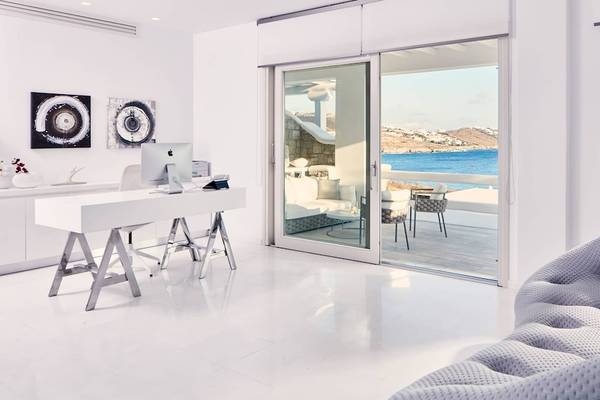 Innenraum des DeLight Boutique Hotels mit Schreibtisch und Meerblick