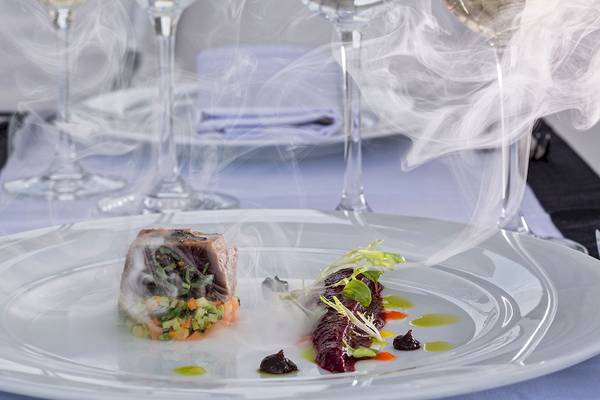 Rauchiges Essen auf einem Teller im DeLight Boutique Hotel.