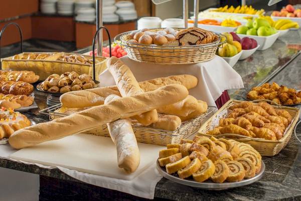 Frühstücksbuffet im Occidental Tamarindo mit einer Auswahl an Brötchen, Brot, Croissants und Früchten.