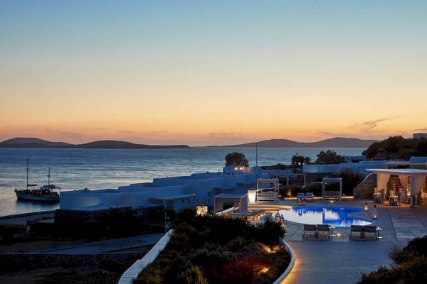 Abendansicht des DeLight Boutique Hotels mit Pool und Meer im Hintergrund.