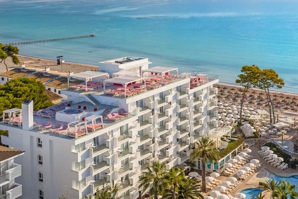 Iberostar Waves Alcudia Park Hotel mit Außenpool und Meerblick.