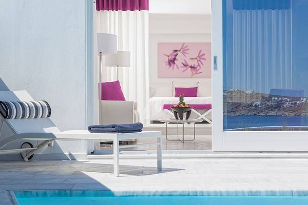 Zimmer im DeLight Boutique Hotel mit Blick auf das Meer und eine Terrasse.