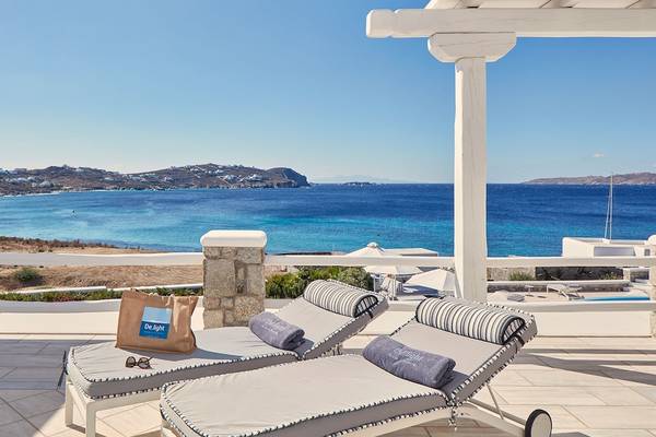 Terrasse des DeLight Boutique Hotels mit Blick auf das Meer und eine Insel
