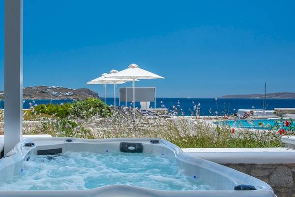 Außenbereich des DeLight Boutique Hotels mit Jacuzzi und Blick auf das Meer.
