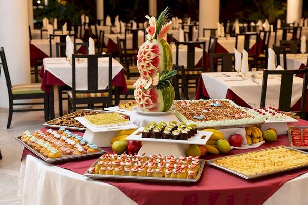 Buffettisch im Occidental Tamarindo Hotel mit einer Vielfalt an Desserts und Früchten.