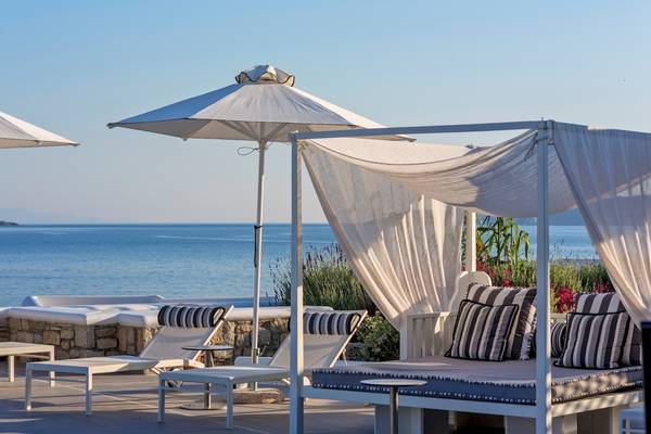 Loungebereich des DeLight Boutique Hotels mit Blick auf das Meer.