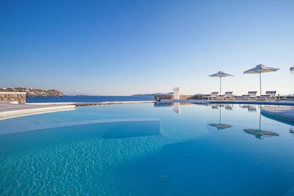 Pool am DeLight Boutique Hotel mit Sonnenliegen und Sonnenschirmen