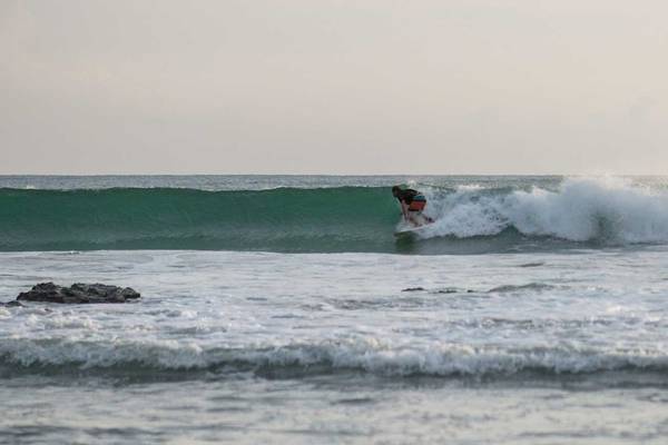 Surfer im Ozean bei Occidental Tamarindo Hotel