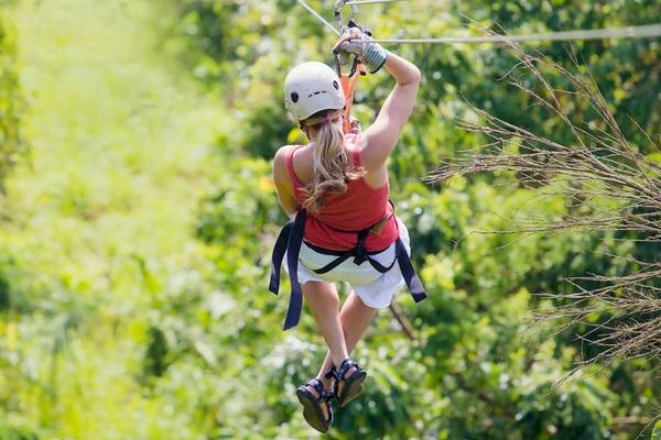 Frau im roten Shirt bei Abenteuer in Tamarindos Dschungel