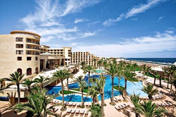 Luftaufnahme des Mövenpick Resorts & Marine Spa Sousse am Strand mit Pool und Palmen