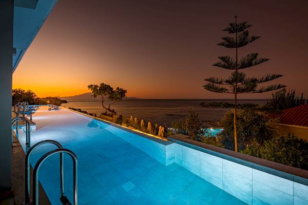 Alexandra Beach Resort & Spa mit Blick auf den Pool bei Sonnenuntergang
