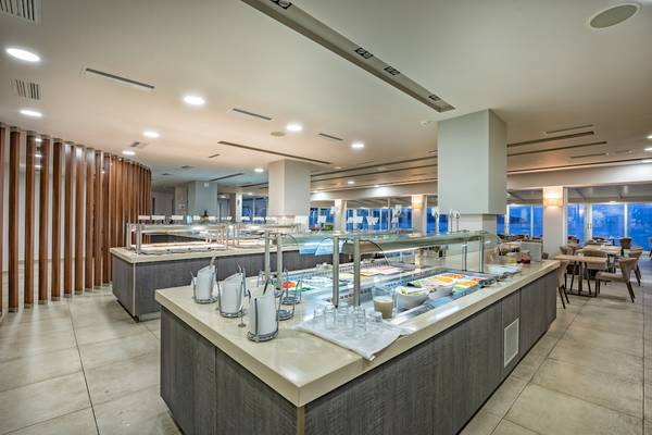 Buffettisch im Alexandra Beach Resort & Spa mit verschiedenen Speisen.