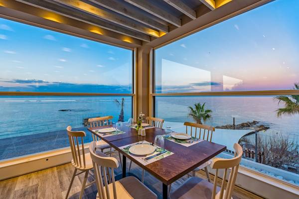 Speisesaal im Alexandra Beach Resort & Spa mit Blick auf das Meer