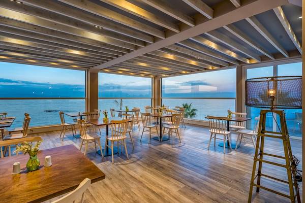 Restaurant im Alexandra Beach Resort mit Panoramablick auf das Meer.