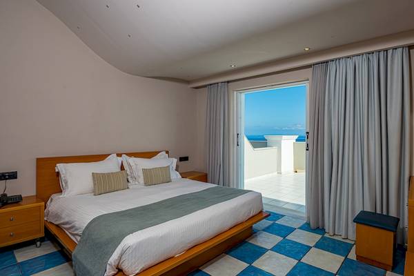 Schlafzimmer im Alexandra Beach Resort & Spa mit Meerblick