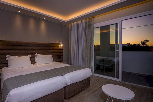 Doppelzimmer im Alexandra Beach Resort & Spa mit zwei Betten, moderner Einrichtung und Aussicht.