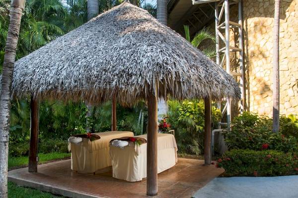 Hut mit zwei Massagebetten im Occidental Tamarindo Hotel im Freien