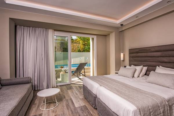 Doppelzimmer im Alexandra Beach Resort & Spa mit Poolzugang und bequemen Betten