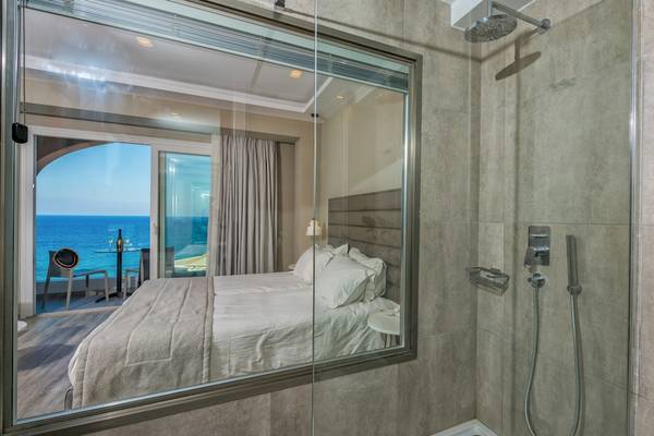 Spiegel im Badezimmer des Alexandra Beach Resort & Spa mit Blick auf das Schlafzimmer und den Ozean