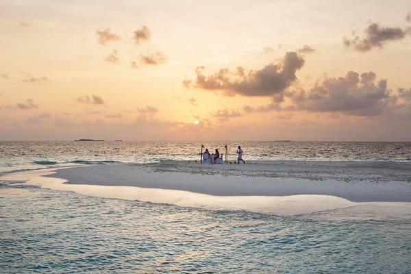 Ein romantisches Abendessen auf einer Insel mit Blick auf den Sonnenuntergang im Dhawa Ihuru Hotel.