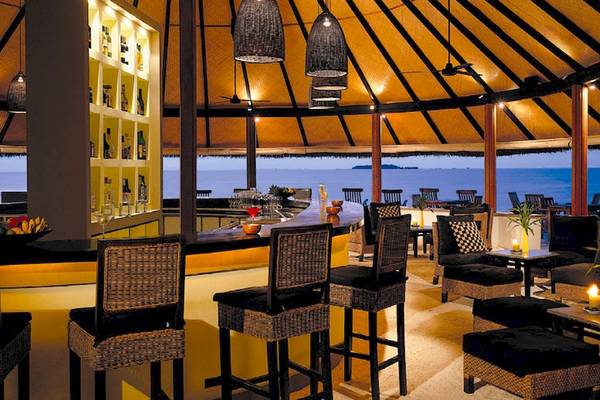 Innenansicht der Bar des Dhawa Ihuru Hotels mit Blick auf das Meer.