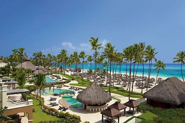 Luftaufnahme des Dreams Royal Beach Punta Cana Hotels mit Strand, Palmen und Pool.