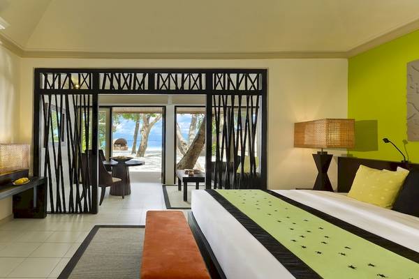 Innenansicht eines Hotelzimmers von Dhawa Ihuru mit offenem Eingang und Meerblick.