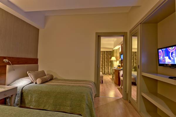 Doppelbett-Zimmer im Side Star Resort mit Fernseher und offenem Badezimmer