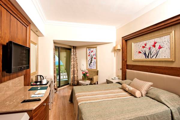 Hotelzimmer im Side Star Resort mit Doppelbett, Fernseher, Schreibtisch und Balkon