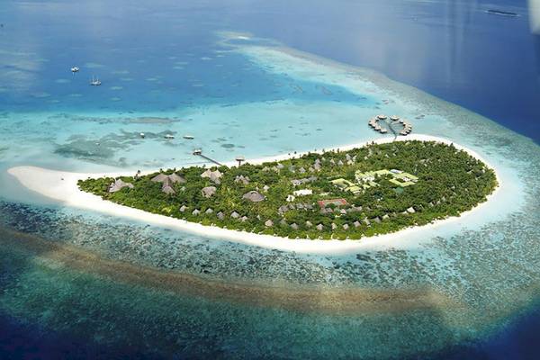 Luftaufnahme des Coco Palm Dhuni Kolhu Resorts auf einer kleinen Insel